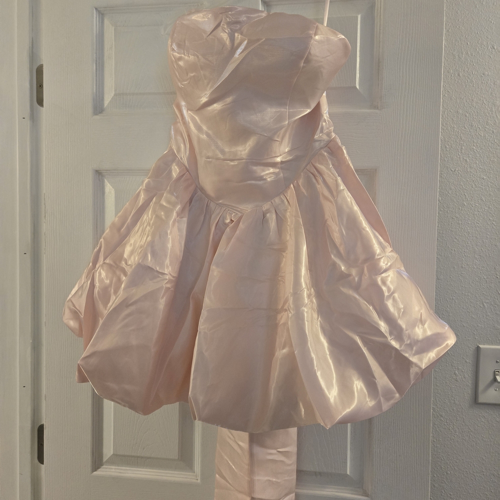 🩷Elegant Pink Strapless Bubble Mini Dress. The Shimmer On This Dress Is Amazing
